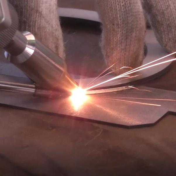 不锈钢与铁片加丝焊接操作演示